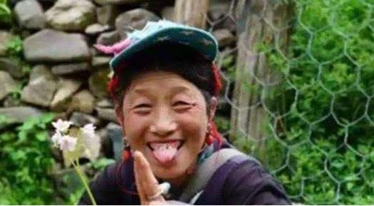 去西藏为什么常有人朝你伸舌头