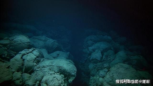 马里亚纳海沟到底有多深 海底多深就全黑了