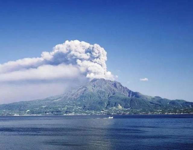日本九州地区多个火山口喷发
