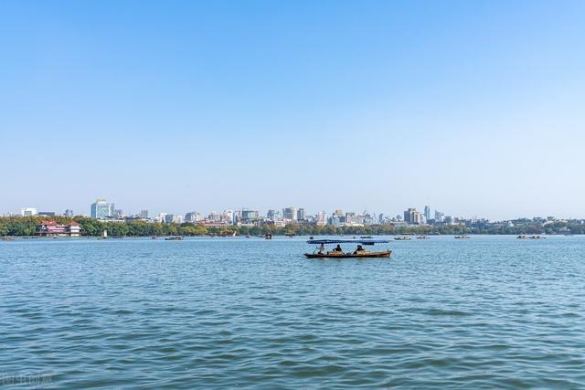武汉东湖和杭州西湖，它们的文化底蕴及欣赏价值谁更胜一筹 武汉东湖有什么好玩的