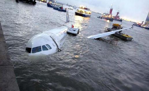 飞机陆地迫降和水上迫降有什么区别 飞机迫降陆地好还是海上好